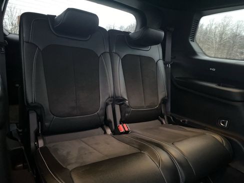 Used 2023 Jeep Grand Cherokee L Laredo image 13