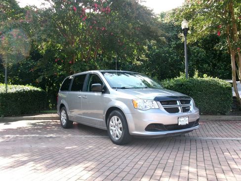 Used 2018 Dodge Grand Caravan SE w/ UConnect Hands-Free Group FWD image 3