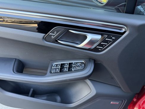 Certified 2025 Porsche Macan image 30