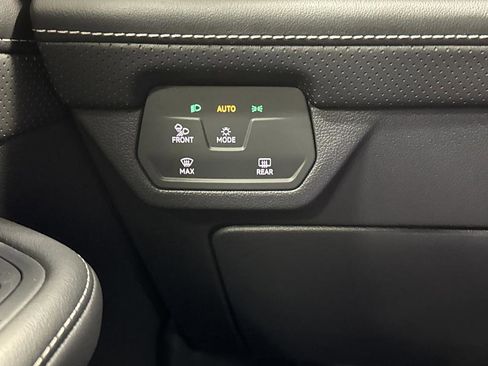 Used 2025 Volkswagen Atlas Cross Sport SE image 23