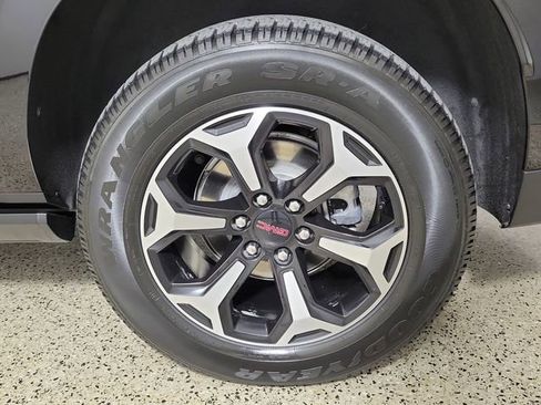 Used 2025 GMC Yukon XL AT4 w/ AT4 Premium Package AWD/4WD image 8