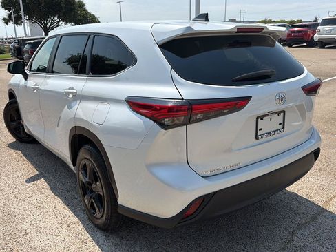 Used 2023 Toyota Highlander L FWD image 5