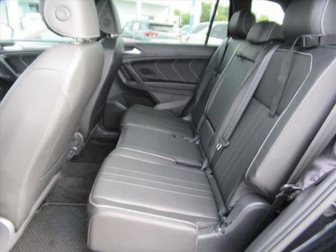 Used 2023 Volkswagen Tiguan SE R-Line image 31
