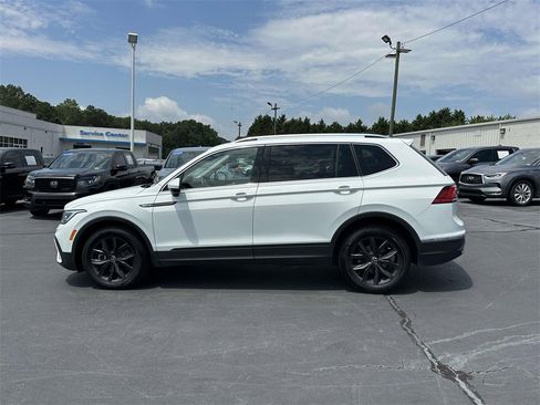Used 2024 Volkswagen Tiguan SE image 23