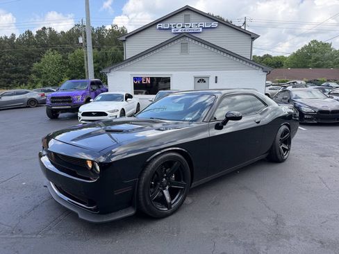 Used 2019 Dodge Challenger SXT RWD image 1