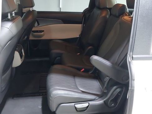 Used 2022 Kia Carnival LX FWD image 21