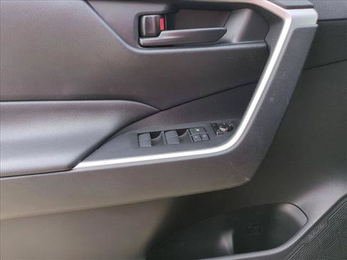 Used 2020 Toyota RAV4 LE AWD/4WD image 8