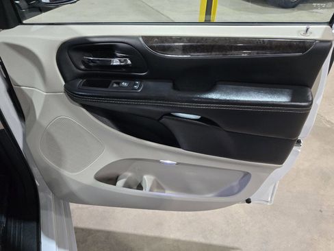 Used 2016 Chrysler Town & Country Touring-L w/ Driver Convenience Group FWD image 30