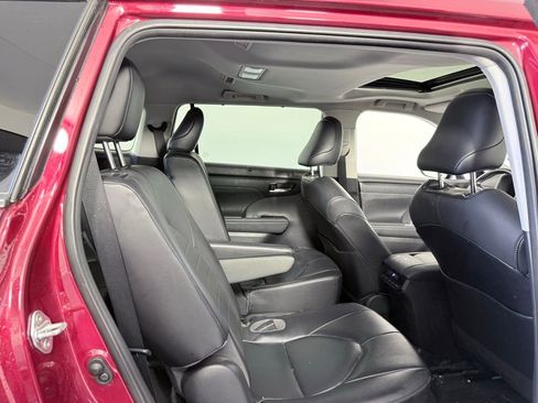 Used 2021 Toyota Highlander XLE image 24