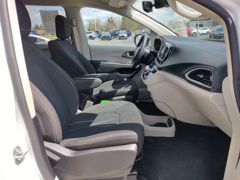 Used 2024 Chrysler Voyager LX image 21