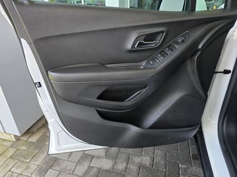 Used 2020 Chevrolet Trax LT w/ LT Convenience Package AWD/4WD image 18