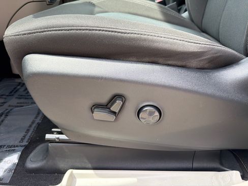 Used 2022 Chrysler Voyager LX FWD image 12
