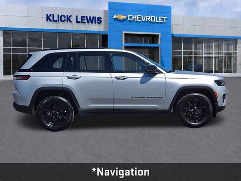 Used 2025 Jeep Grand Cherokee Altitude AWD/4WD image 9