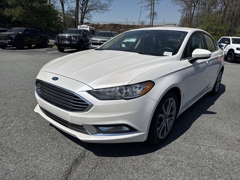 Used 2017 Ford Fusion SE w/ Equipment Group 201A image 3
