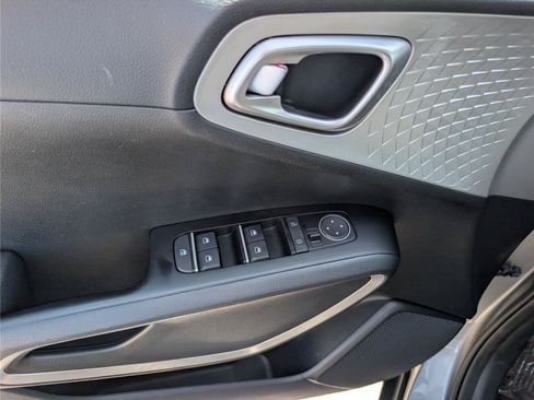Used 2024 Kia Soul S FWD image 18