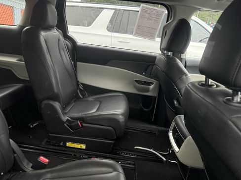 Used 2024 Kia Carnival LX FWD image 9
