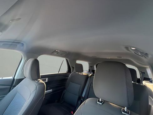 Used 2022 Ford Explorer XLT image 15