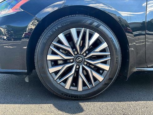 Used 2024 Nissan Altima 2.5 SV FWD image 9