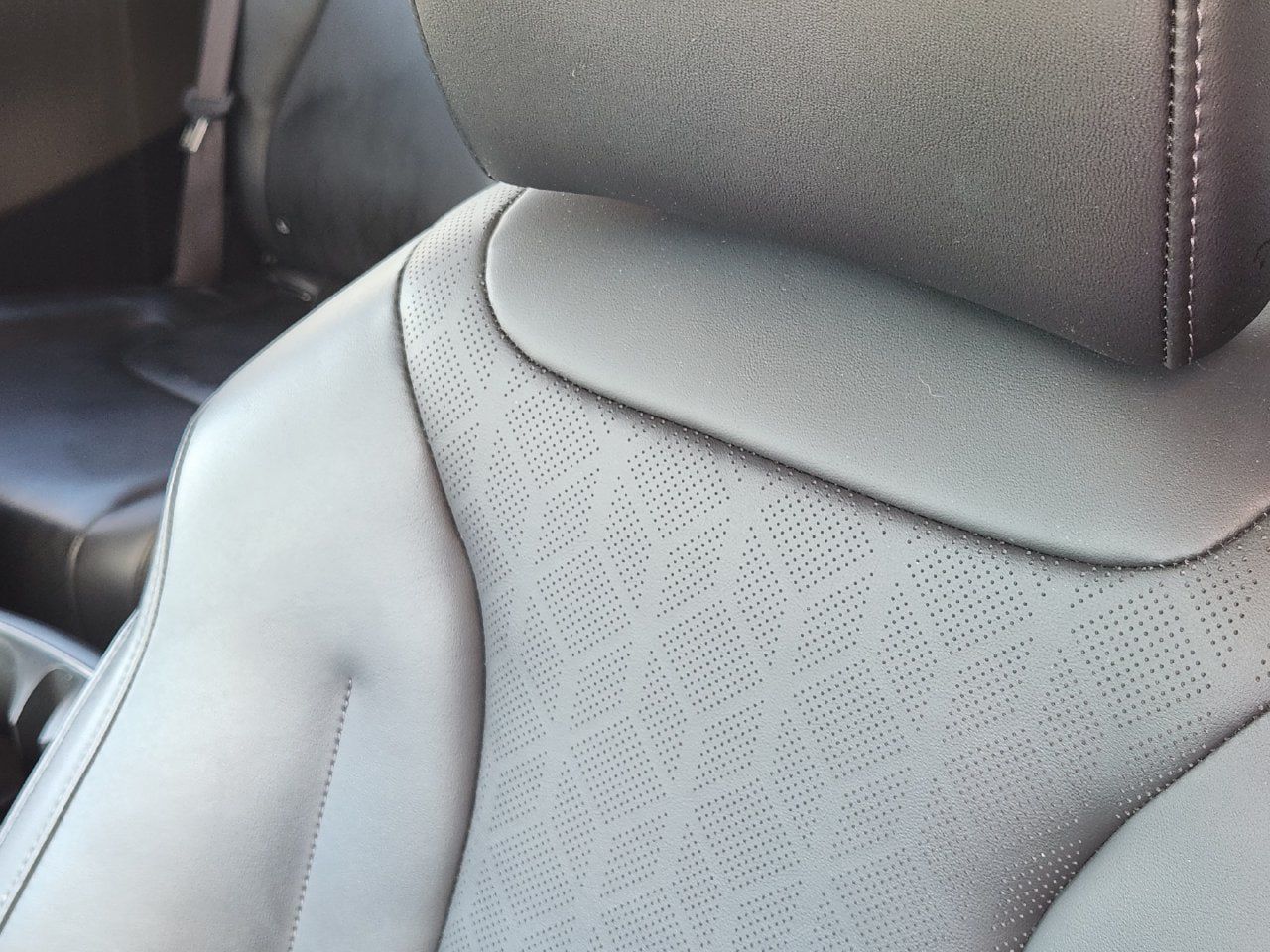 Used 2025 Kia Carnival FWD image 14