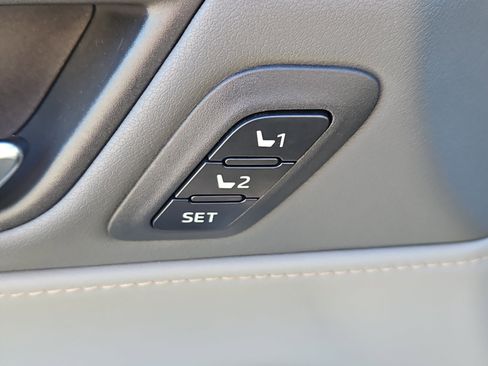 Used 2023 Toyota Venza XLE AWD/4WD image 13