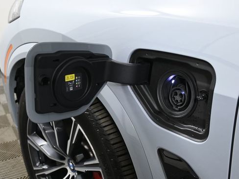 Certified 2025 BMW X5 xDrive50e w/ M Sport Package image 15