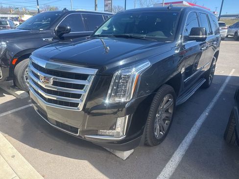 Used 2015 Cadillac Escalade Premium image 3