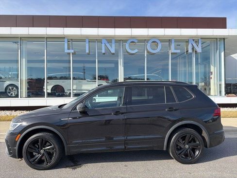 Used 2023 Volkswagen Tiguan SE R-Line image 2