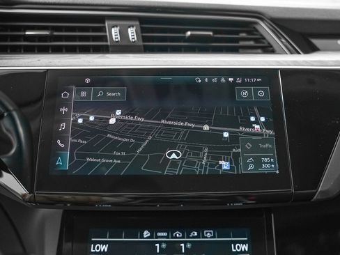 Used 2022 Audi e-tron Premium Plus w/ Premium Plus Package AWD/4WD image 17