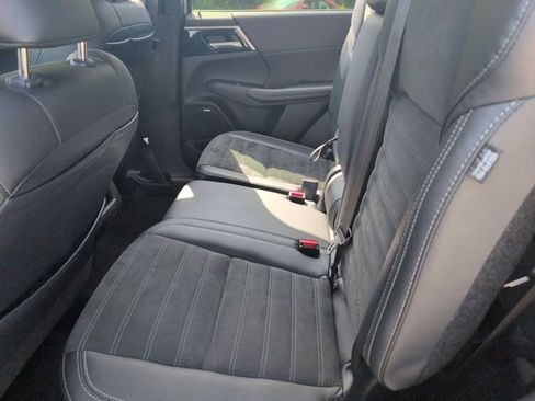 Used 2025 Mitsubishi Outlander SE FWD image 28