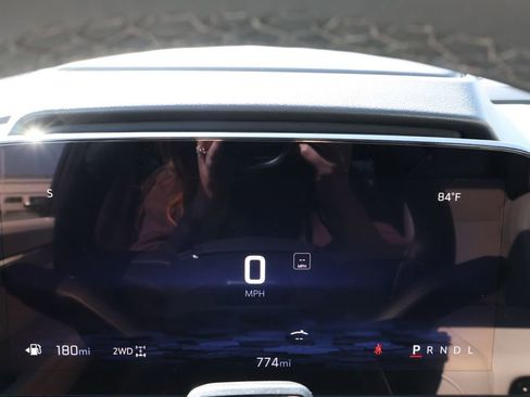 New 2025 Chevrolet Suburban Premier image 23