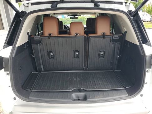 Certified 2025 Nissan Pathfinder Platinum FWD image 10
