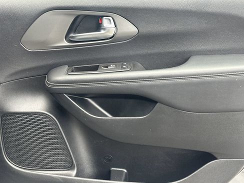 Used 2025 Chrysler Pacifica Select FWD image 15