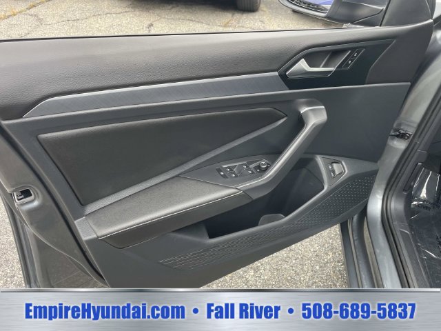 Used 2024 Volkswagen Jetta SE FWD image 17