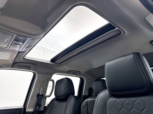 Used 2024 Nissan Frontier SL w/ Technology Package RWD image 1