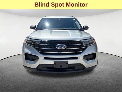 Used 2023 Ford Explorer XLT AWD/4WD image 3