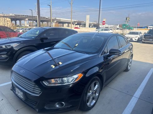 Used 2016 Ford Fusion SE image 2
