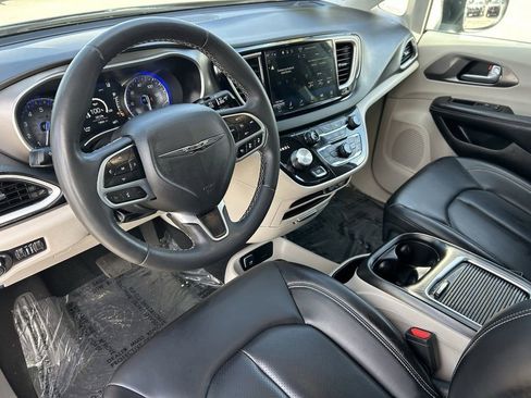 Used 2023 Chrysler Pacifica Touring-L image 27