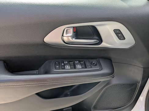 Used 2020 Chrysler Pacifica Touring-L Plus FWD image 20