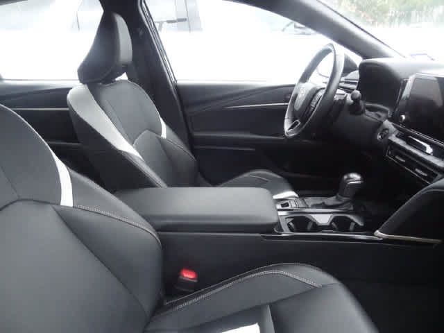Used 2025 Toyota Camry SE FWD image 6