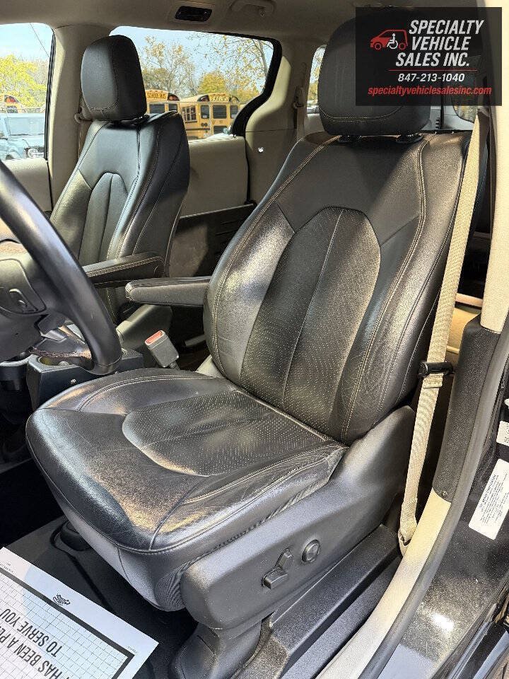 Used 2018 Chrysler Pacifica Touring-L FWD image 25