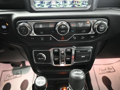 Used 2018 Jeep Wrangler Unlimited Sahara w/ Quick Order Package 24M Moab AWD/4WD image 18