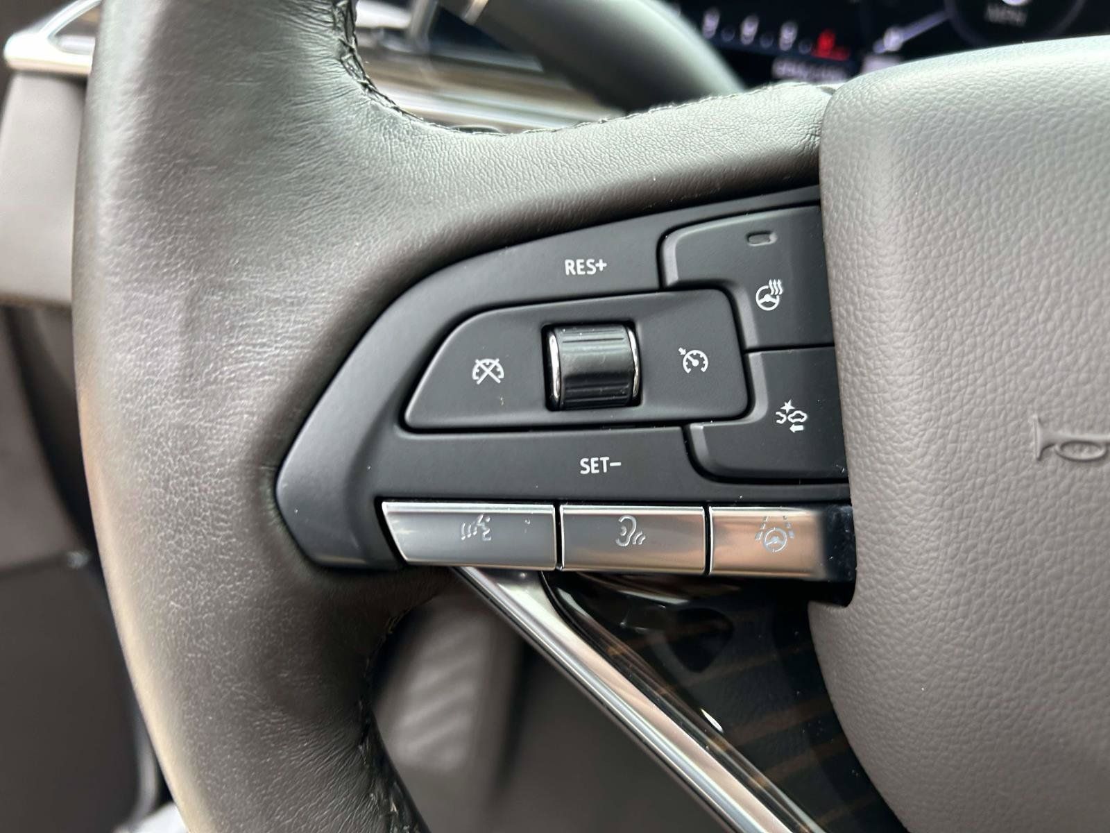 Certified 2022 Cadillac Escalade ESV Premium Luxury w/ Performance Package AWD/4WD image 24