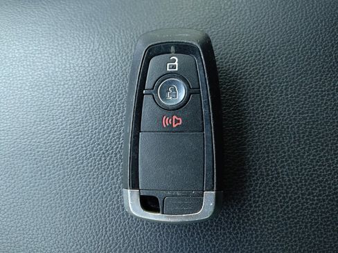 Used 2018 Ford Explorer XLT image 32