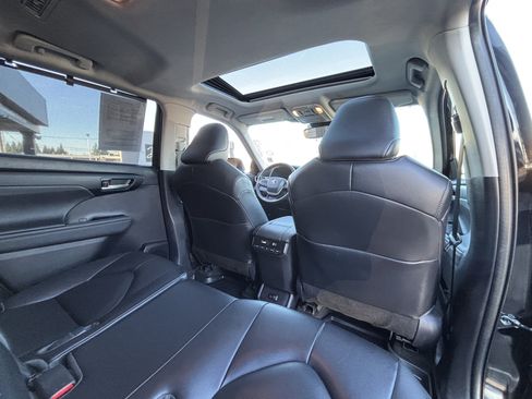 Used 2023 Toyota Highlander XLE image 14