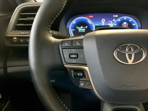 Used 2025 Toyota Crown Signia w/ Advanced Technology Package image 23