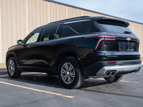 Used 2025 Chevrolet Traverse LT image 7