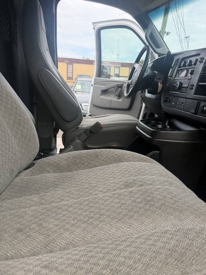 Used 2017 GMC Savana 2500 Extended RWD image 4