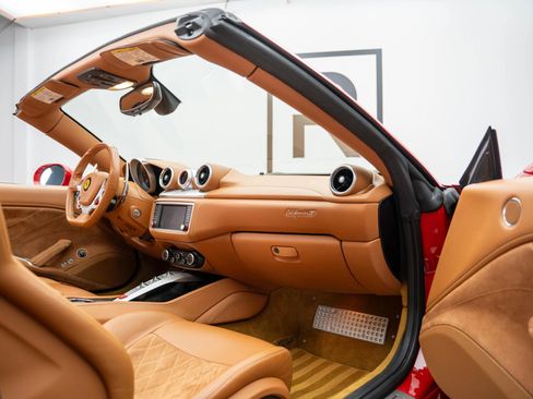 Used 2015 Ferrari California T image 33