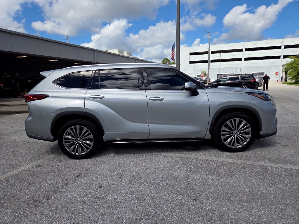 Certified 2022 Toyota Highlander Platinum FWD image 12