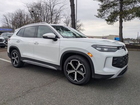 New 2026 Volkswagen Tiguan SE image 2